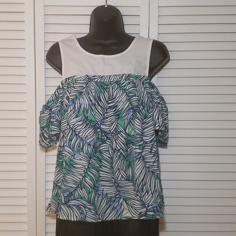 💥NWOT💥 Top with cold shoulder sleeve.